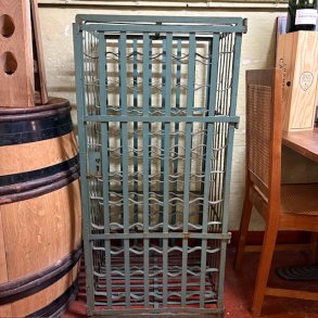 Vinbur til 100 flasker. Brugt med brugsspor.