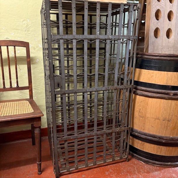 Vinbur til 100 flasker. Brugt med brugsspor.