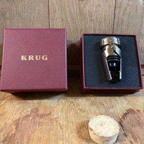 Krug prop med logo og bladranke i boks. Ny fra ca 1975-1995